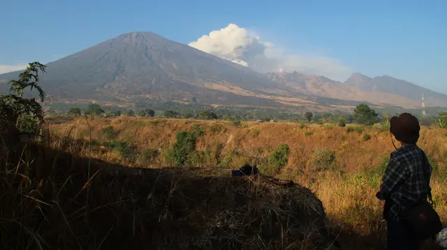 Gunung Rinjani dari kejauhan. (dok. PIKONG / AFP)