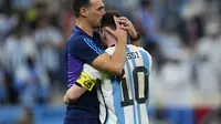Pelatih Argentina Lionel Messi mencium Lionel Messi pada Piala Dunia 2022. Scaloni membawa Messi dan Argentina juara Piala Dunia 2022 setelah mengalahkan Prancis 4-2 (3-3) lewat adu penalti di&nbsp; Stadion Lusail Iconic, Minggu, 18 Desember 2022.&nbsp;(AP Photo/Natacha Pisarenko)