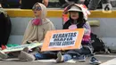 Ibu-ibu ikut serta dalam aksi demo mahasiswa di kawasan Patung Kuda, Jakarta, Senin (4/11/2022). Mereka menyampaikan tuntutannya terkait kenaikan minyak goreng dan bahan bakar minyak (BBM). (Liputan6.com/Herman Zakharia)