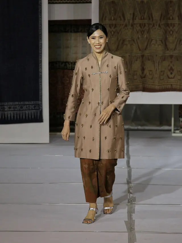 Oscar Lawalata Culture Tampilkan Kebaya dan Kain Daerah Indonesia. [Fimela/Adrian Putra]