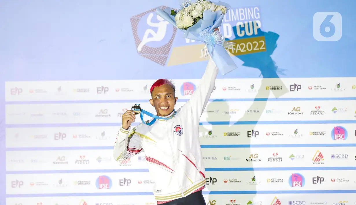 Atlet panjat tebing Indonesia Aspar Jailolo saat meraih juara kategori speed dalam Kejuaran Dunia Panjat Tebing 2022 (International Federation of Sport Climbing/IFSC) di Jakarta, Sabtu (24/9/2022). Aspar berhasil mengalahkan lawan yang juga kompatriotnya, Kiromal Katibin. Catatan waktu Aspar adalah 5,39 detik. (Liputan6.com/Faizal Fanani)