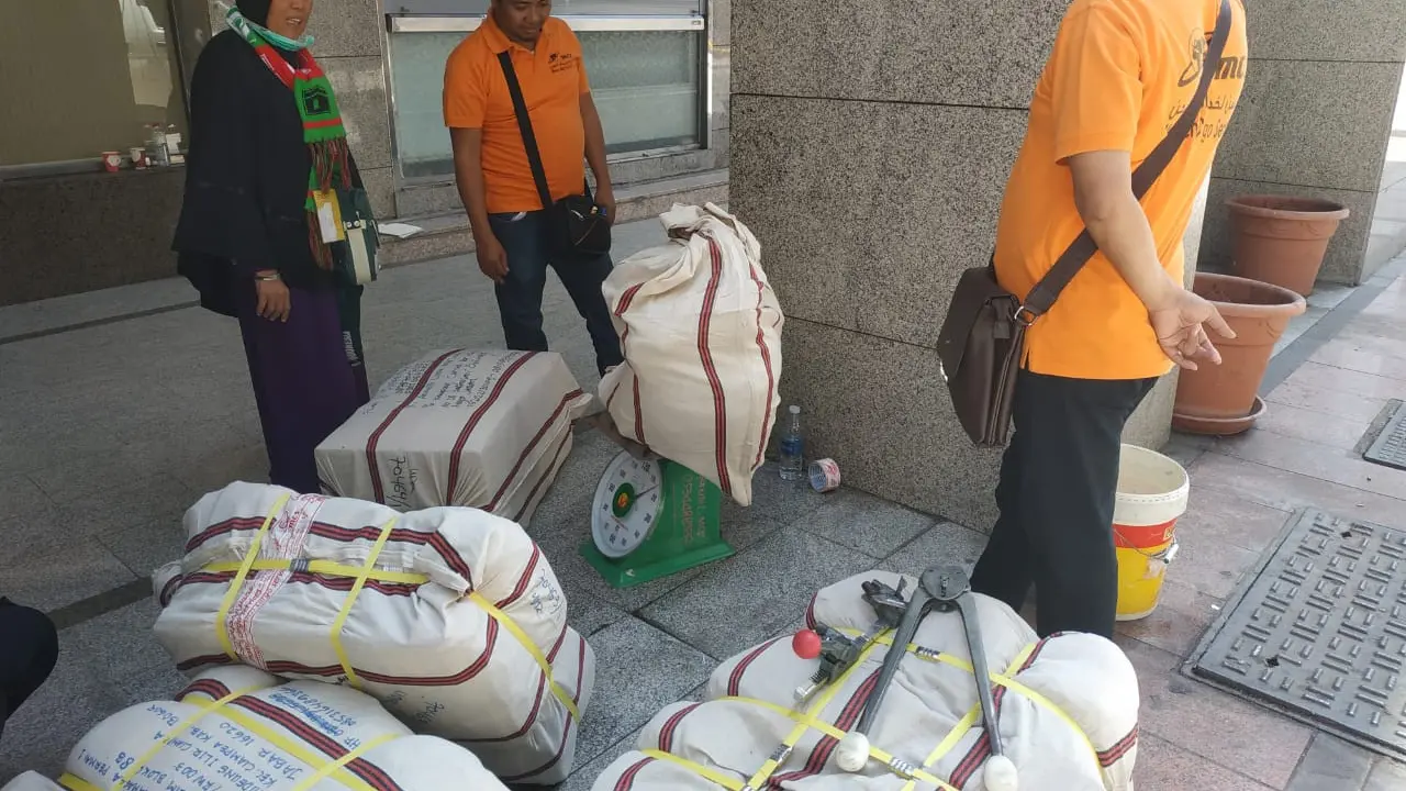 Jemaah haji Indonesia memanfaatkan jasa kargo untuk mengirimkan oleh-oleh ke Indonesia. Liputan6.com/Nurmayanti