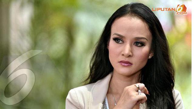 Fokus Bisnis, Cynthiara Alona Tinggalkan Panggung Hiburan?