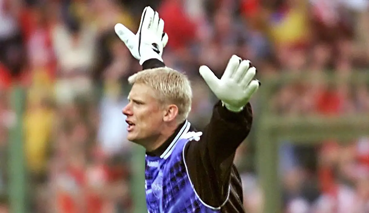 Peter Schmeichel. Pahlawan Denmark dalam kesuksesan merebut trofi Euro 1992 ini menjadi nominasi peraih Ballon d'Or 1992 bersama 6 rekannya sesama anggota Timnas Denmark. Nyatanya, gelar justru jatuh ke tangan Marco van Basten yang tampil gemilang bersama AC Milan. (AFP/Olivier Morin)
