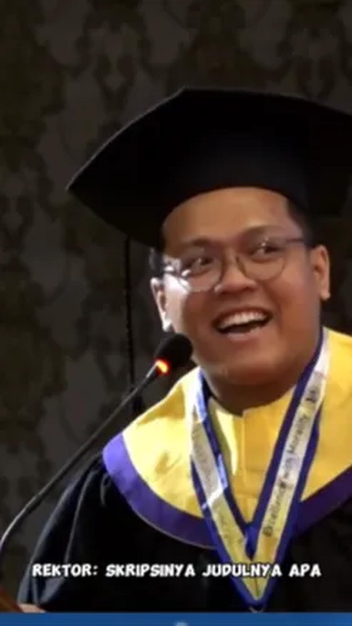 Sang Rektor juga menanyakan judul skripsi wisudawan tersebut. "Skripsinya judulnya apa?," tanya Pak Rektor lagi.<br>