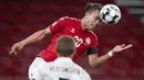 Pemain Denmark, Yussuf Poulsen, menyundul bola saat melawan Belgia pada laga UEFA Nations League di Stadion Parken, Minggu (6/9/2020). Belgia menang 2-0 atas Denmark. (Liselotte Sabroe/Ritzau Scanpix via AP)