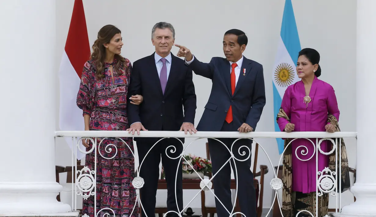 Presiden Joko Widodo (kedua kanan) didampingi Ibu Negara Iriana Joko Widodo (kanan) berbincang dengan Presiden Argentina Mauricio Macri (kedua kiri) serta istri Juliana Awada (kiri) di Istana Bogor, Rabu (26/6/2019). (AP/Achmad Ibrahim)