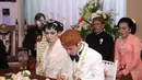 Gibran Rakabuming sedang menandatangani buku nikah. (Galih W. Satria/Bintang.com)