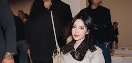 Song Hye Kyo mencuri perhatian dengan gaya edgy di Milan Fashion Week (dok. Bottega Venetta)