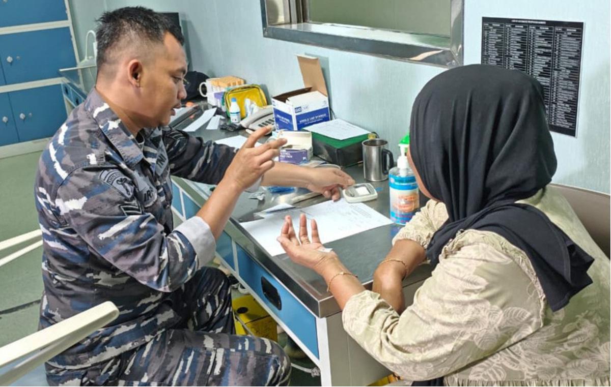 KRI Wahidin Sudirohusodo Layani Ratusan Warga Papua di Dermaga Wanam