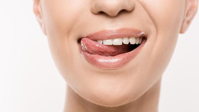 Menjilat bibir buat bibir semakin kering. (Foto: shutterstock.com)