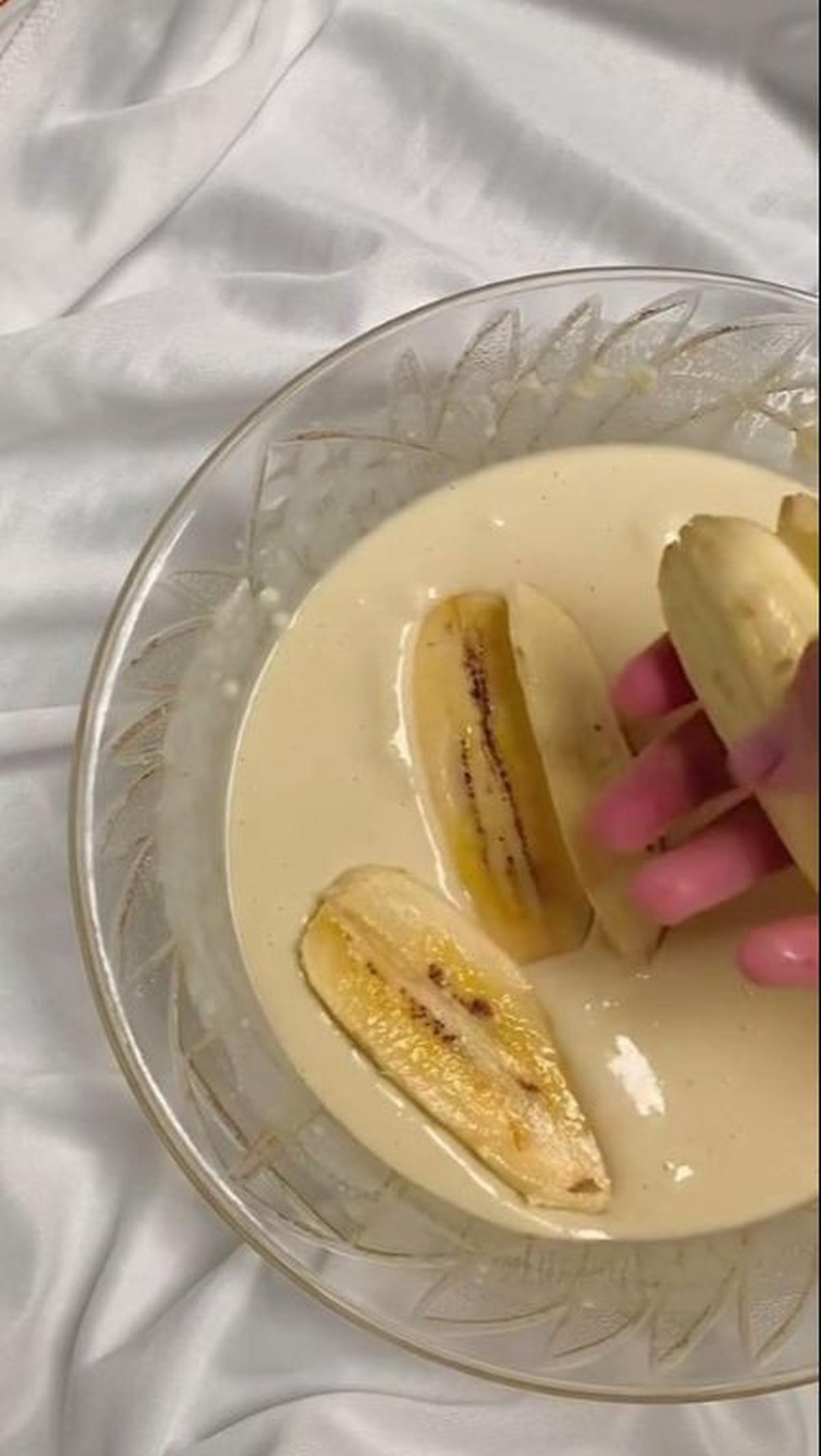 Celupkan Pisang pada Adonan
