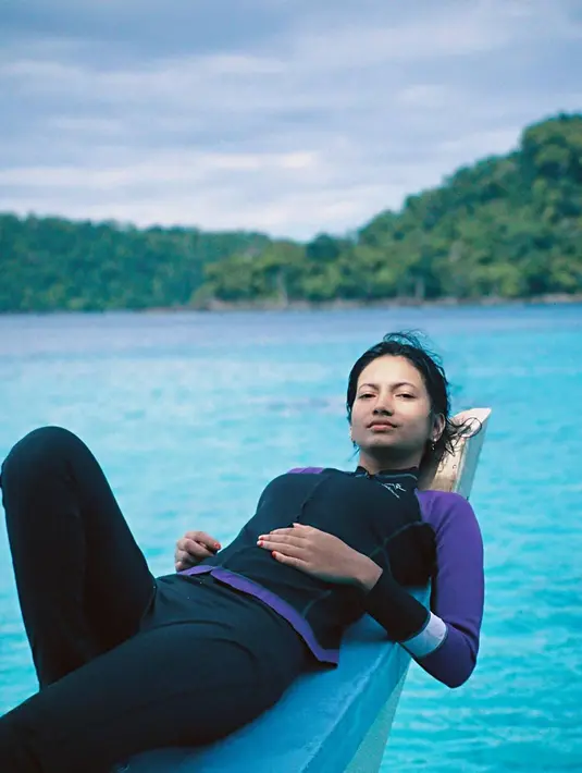 Selalu menyapa penggemar dengan membagikan aktivitasnya sehari-hari di Instagram, Ratu Sofya yang kini baru berusia 18 tahun ini kerap menuai pujian. Sudah beranjak dewasa, kini karier di dunia akting dan modeling pun semakin cemerlang. Baru-baru ini tengah sibuk dalam syuting serial terbaru berjudul My Sexy Pretty Daddy yang beradu akting dengan Vladimir Rama. (Liputan6.com/IG/@ratusfy_)