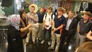 Mahasiswa Virginia University mendengarkan Corsec EMTEK Group Irnawati W Kahardja di studio Indosiar, Jakarta, Rabu (29/5/2019). Kunjungan mahasiswa Virginia University ke Indosiar tersebut untuk melihat bagaimana cara produksi sebuah program televisi dibuat. (Liputan6.com/Angga Yuniar)