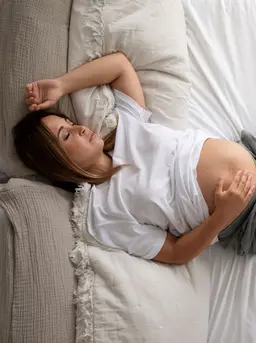 Trimester ketiga merupakan fase kehamilan yang penuh perubahan, baik secara fisik maupun emosional. Di masa ini, tubuh ibu hamil menanggung beban yang semakin berat karena pertumbuhan janin yang pesat. (foto/dok: freepik)