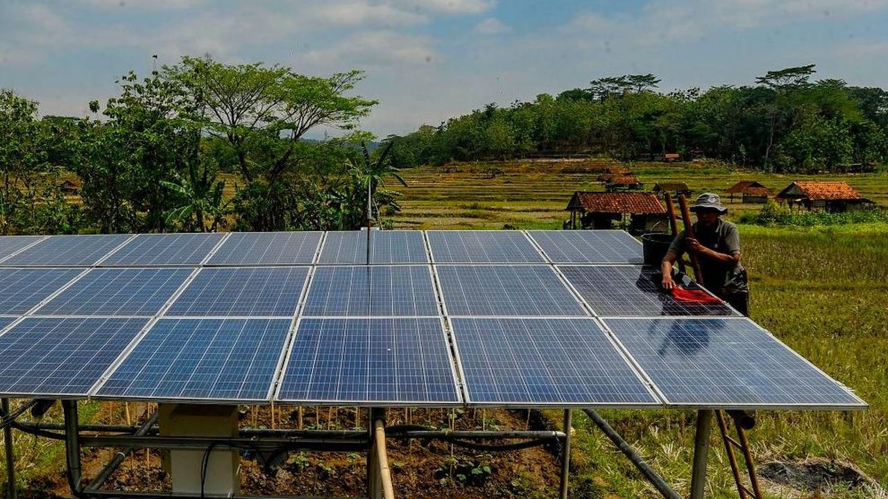 Penampakan panel surya yang dipasang pada areal pertanian di Cikaduwetan Kabupaten Kuningan Jawa Barat , Rabu (23/08/2023).<div>Para petani wilayah itu memanfaatkan panel surya untuk mengangkat air dari aliran sungai  menuju lahan persawahan.</div>