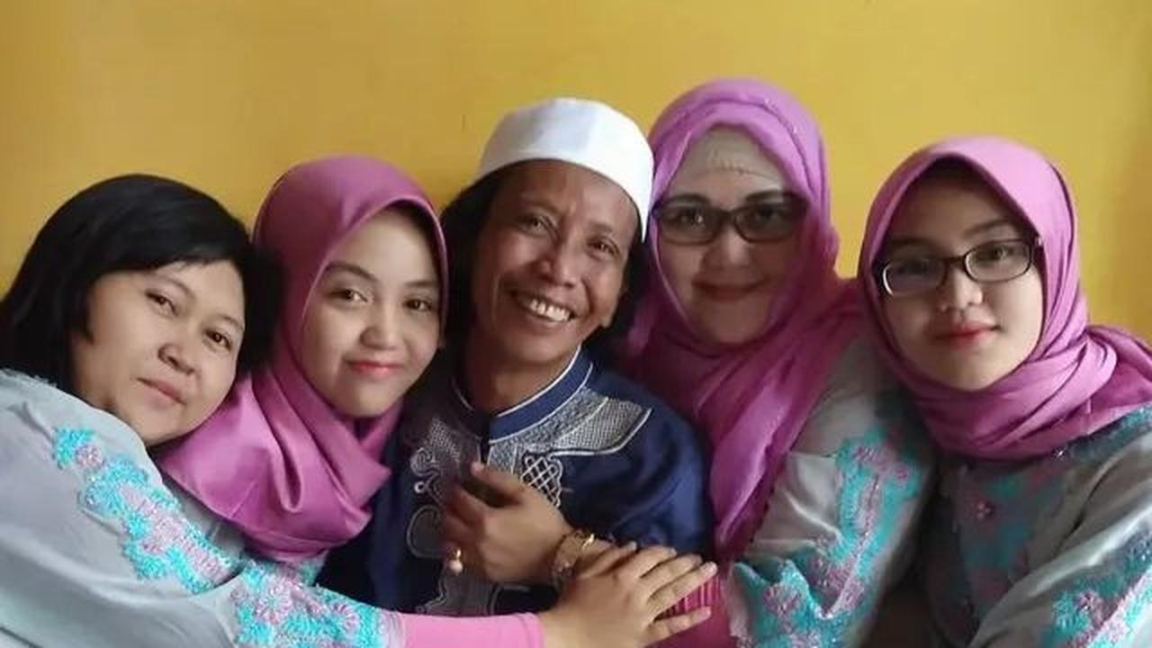 Kehidupan pribadi Mandra tidak hanya terfokus pada karirnya, tetapi juga pada kehangatan keluarganya.