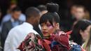 Penyanyi Rihanna kembali menarik perhatian dengan gaya busananya pada acara penggalangan dana Met Gala 2017 di Metropolitan Museum of Art, New York, Senin (1/5). Kali ini, penyanyi asal Barbados tersebut tampil nyentrik dengan gaun 3D. (ANGELA WEISS/AFP)