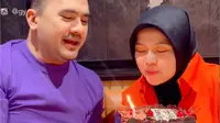 Saipul Jamil beri kado ulang tahun cincin berlian untuk pacarnya, Neng Dessy. Perayaan ulang tahun digelar privat di salah satu restoran di sekitar Jakarta. (Foto: Dok. Instagram @neng_dessy_)