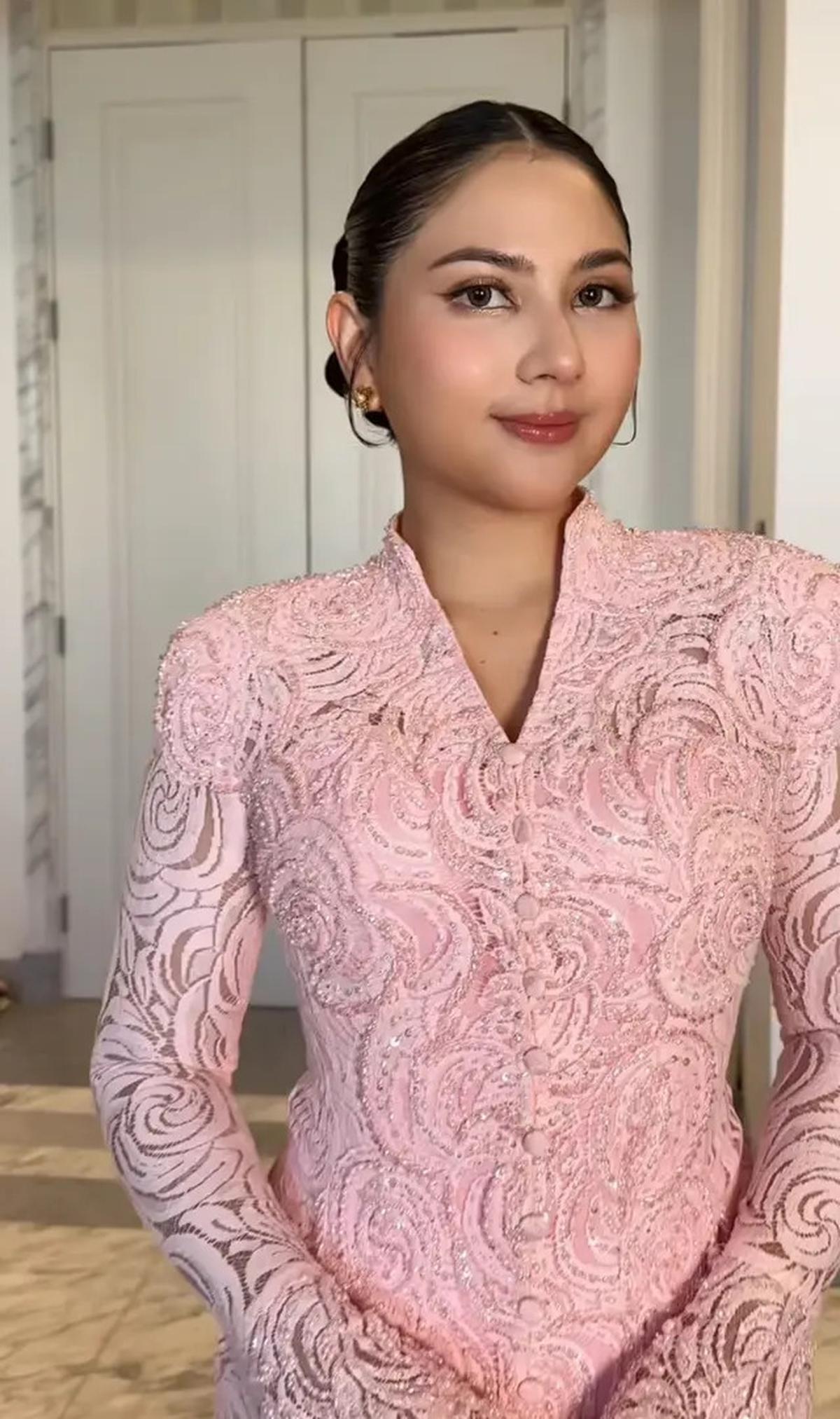 Pesona Jessica Mila Tampil Serba Pink Padukan Kebaya Pink dengan Songket Batak saat Pembaptisan Putrinya