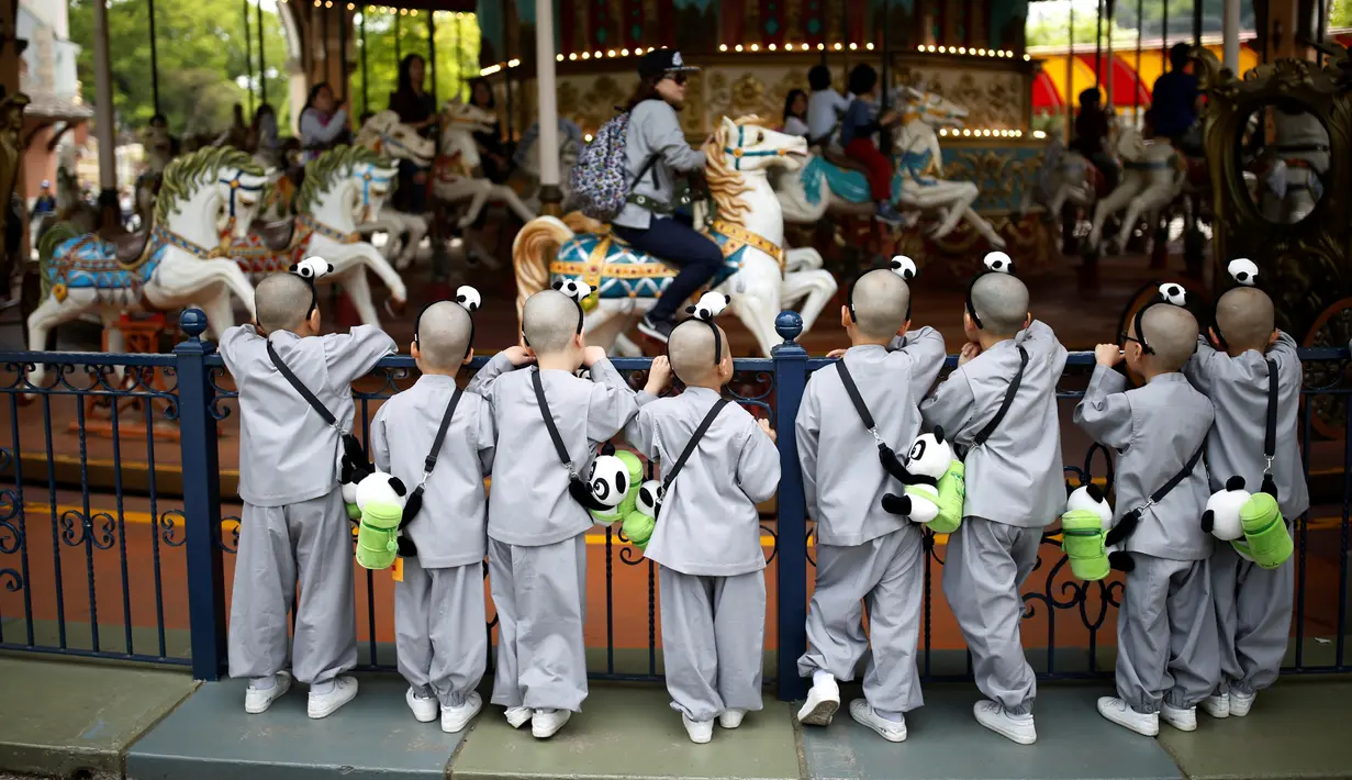 Sejumlah anak melihat permainan di taman hiburan Everland, Yongin, Korea Selatan, (9/5). Sepuluh orang anak diberikan kesempatan untuk mengalami kehidupan sebagai biksu selama dua minggu. ( (REUTERS / Kim Hong-Ji)