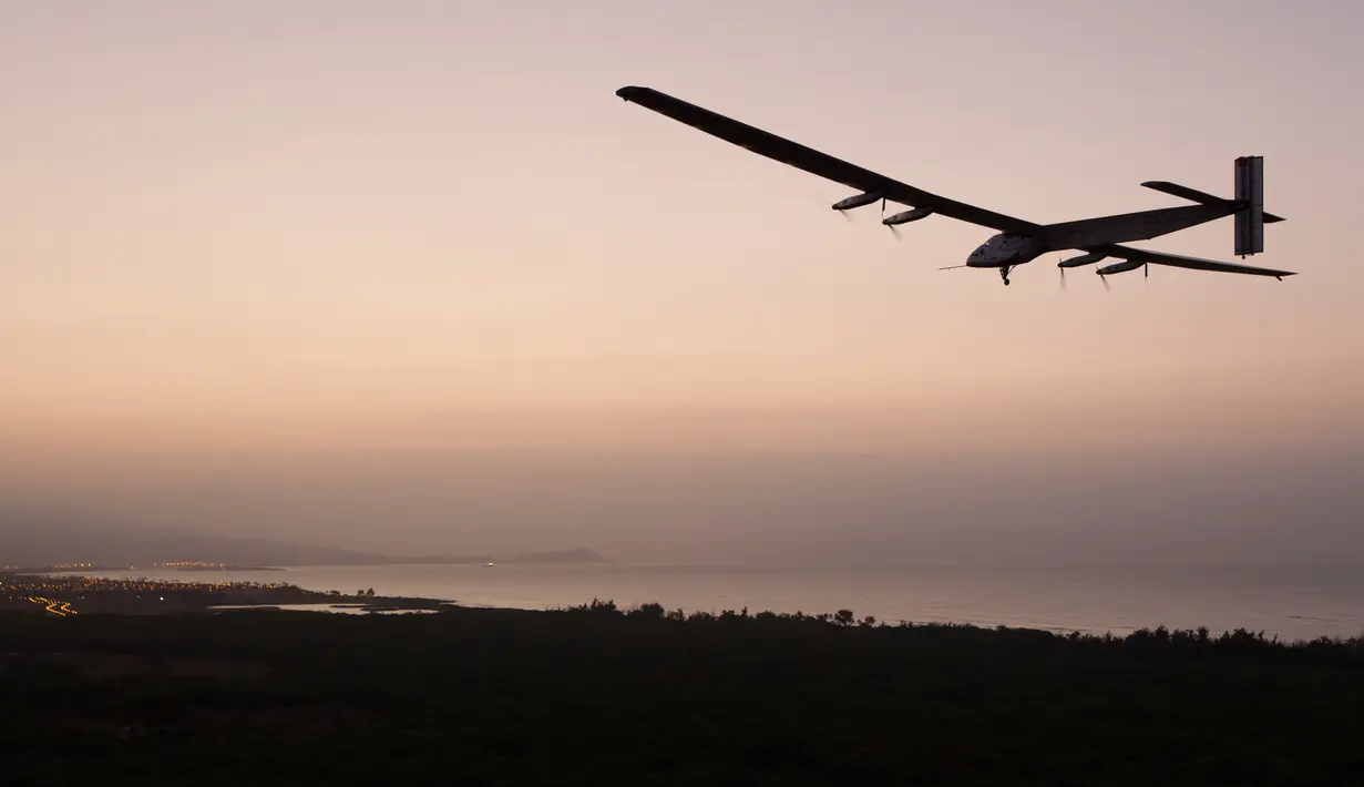 Pesawat bertenaga surya, Solar Impulse 2 saat lepas landas dari bandara Kalaeloa, Hawaii, Kamis (3/3). Pesawat yang dipiloti Markus Scherdel itu melakukan uji penerbangan setelah sempat mengalami kerusakan baterai. (AFP PHOTO/EUGENE Tanne)