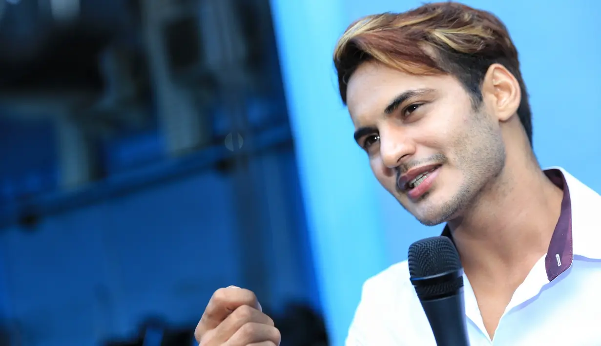 "Ya itu, dia cantik baik sama aku. Jadi sudah lama waktu pertama kali ke Indonesia bertemu dengan dia (Ayu)," jelas Ravi Bhatia. (Adrian Putra/Bintang.com)