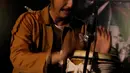 Musisi Reggae, Ras Muhamad saat peluncuran album terbarunya "Salam" di kawasan Kemang, Jakarta, Selasa (9/6/2015). Album yang berisi 16 lagu itu melibatkan banyak musikus reggae internasional. (Liputan6.com/Faisal R Syam)