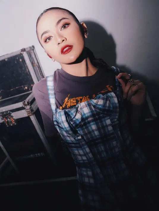 Melihat lagi pesona Mahalini dipulas lipstik merah. Ia dimakeup bold dengan area mata yang dirias dengan nuansa kemerahan. [Foto: Instagram/mahaliniraharja]