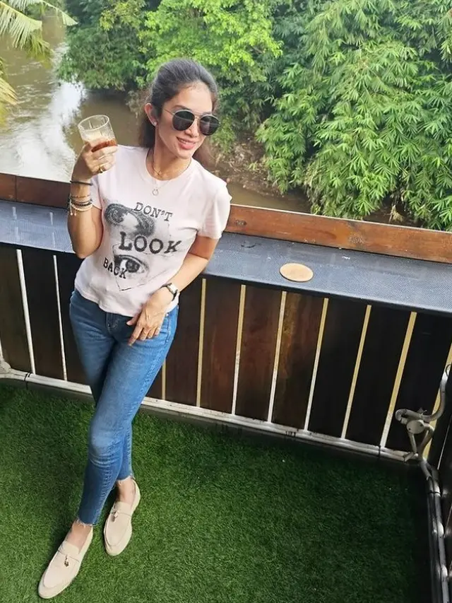 Ussy Sulistiawaty kenakan jeans (Instagram/ussypratama)