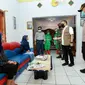 Bupati Banyuwangi Abdullah Azwar Anas meninjau rumah isolasi di Dusun Parastembok, Desa Jambewangi Kecamatan Sempu.