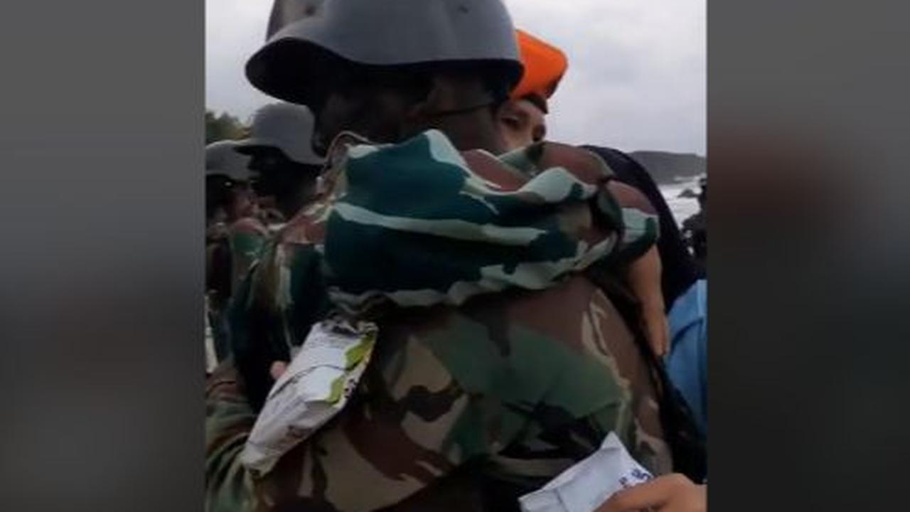 Video ayah Kopasgat memasangkan baret merah ke anaknya yang baru lulus pendidikan Kopassus ini sontak mencuri perhatian masyarakat luas. Berbagai komentar pun membanjiri unggahan tersebut. <br>