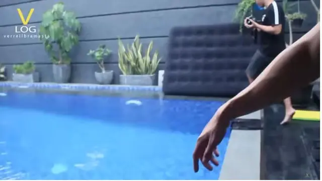 Seperti rumah artis pada umumnya, di tempat tinggal Bryan dan Megan juga ada kolam renang mewah berwarna biru.
