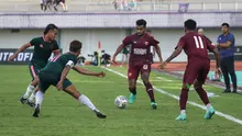 Pemain PSM Makassar, Yakob Sayuri (tengah) berusaha melewati pemain Persita Tangerang saat laga uji coba antara Persita Tangerang melawan PSM Makassar di Indomilk Arena, Tangerang, Rabu (01/06/2022). (Bola.com/Bagaskara Lazuardi)