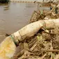 Air hasil penyedotan banjir di alirkan ke Kali Ciliwung, Kampung Pulo, Jakarta, Rabu (25/11/2015). Penyedotan tersebut untuk mempercepat penyurutan banjir di pemukiman Kampung Pulo. (Liputan6.com/Yoppy Renato)