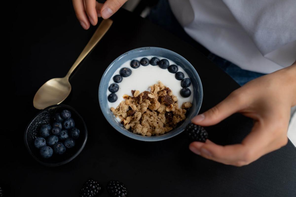 Ilustrasi Mengonsumsi Yogurt