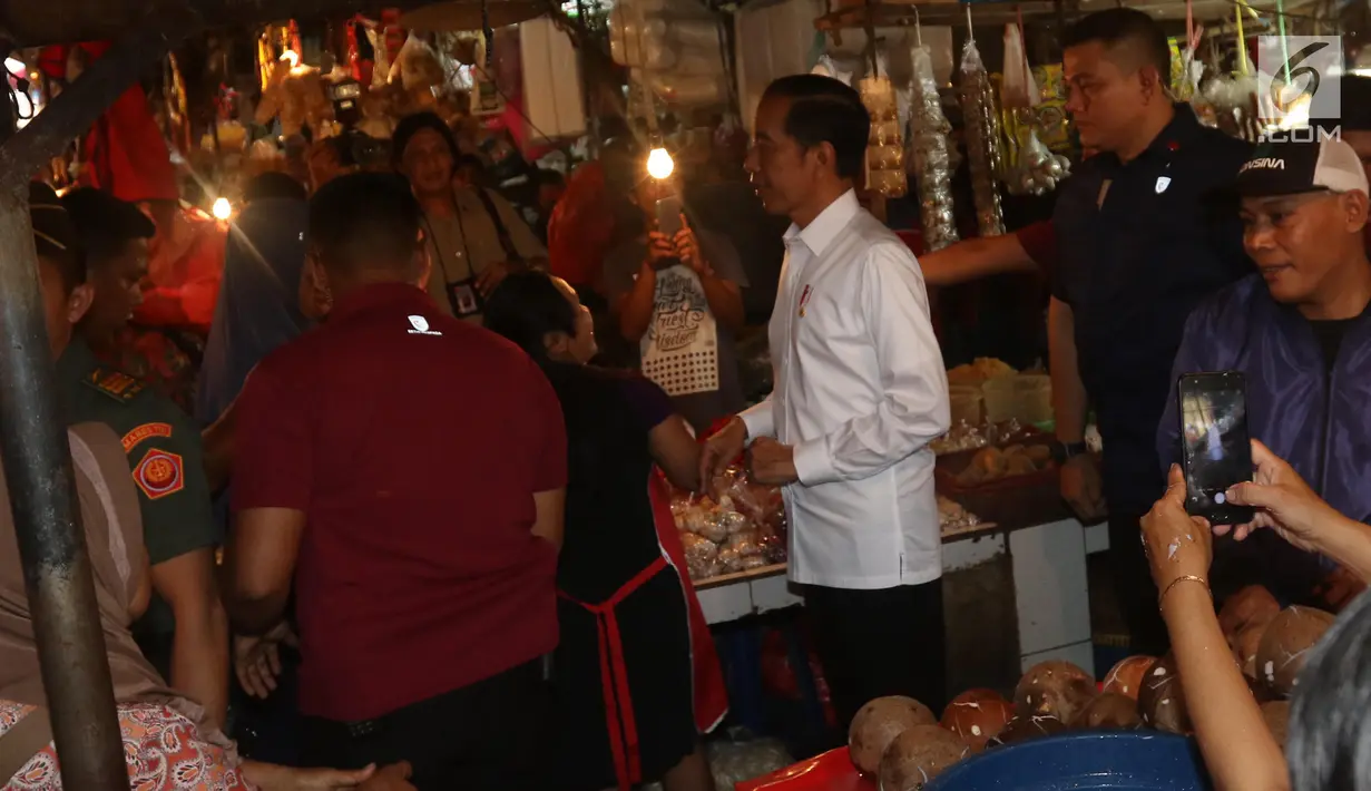 Presiden Joko Widodo atau Jokowi saat blusukan di Pasar Minggu, Jakarta, Jumat (22/2). Jokowi menyusuri jalan yang masih becek lantaran habis hujan dan belum dibersihkan petugas. (Liputan6.com/Angga Yuniar)
