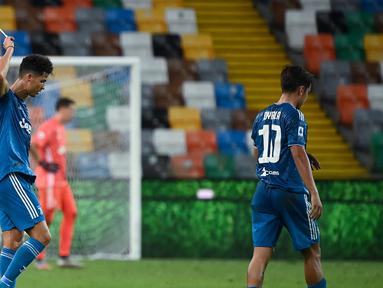 Penyerang Juventus, Cristiano Ronaldo, tampak kecewa usai kalah menghadapi Udinese pada laga lanjutan Serie A di Dacia Arena, Jumat (24/7/2020) dini hari WIB. Juventus kalah 1-2 atas Udinese. (AFP/Marco Bertorello)