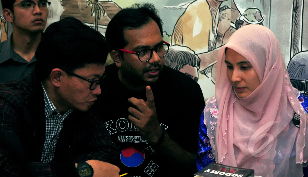 Koordinator KontraS Harry Azhar (tengah) berbincang dengan Nurul Izzah Anwar (kanan) , putri pemimpin oposisi Anwar Ibrahim di kantor KontraS, Jakarta, Sabtu (4/4/2015). (Liputan6.com/Yoppy Renato)   
