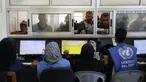 Warga Palestina mengantre untuk mendapatkan obat-obatan di Pusat Kesehatan Jepang-UNRWA di Khan Yunis, Jalur Gaza selatan pada 29 Oktober 2024. (BASHAR TALEB/AFP)