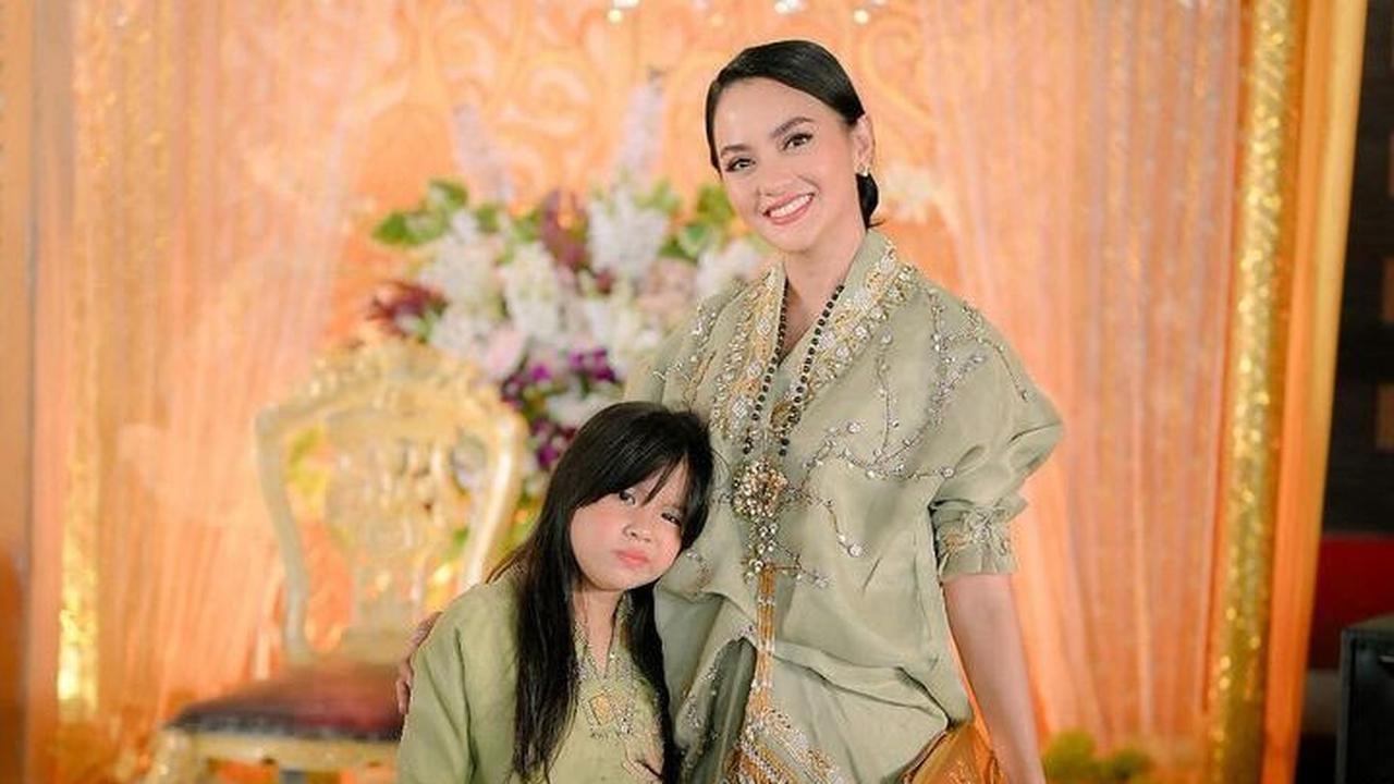 Penampilan Ririn Ekawati langsung mencuri perhatian rekan seleb dan para netizen. Salah satunya Happy Salma yang menyebut penampilan Ririn Ekawati begitu cantik.<br>