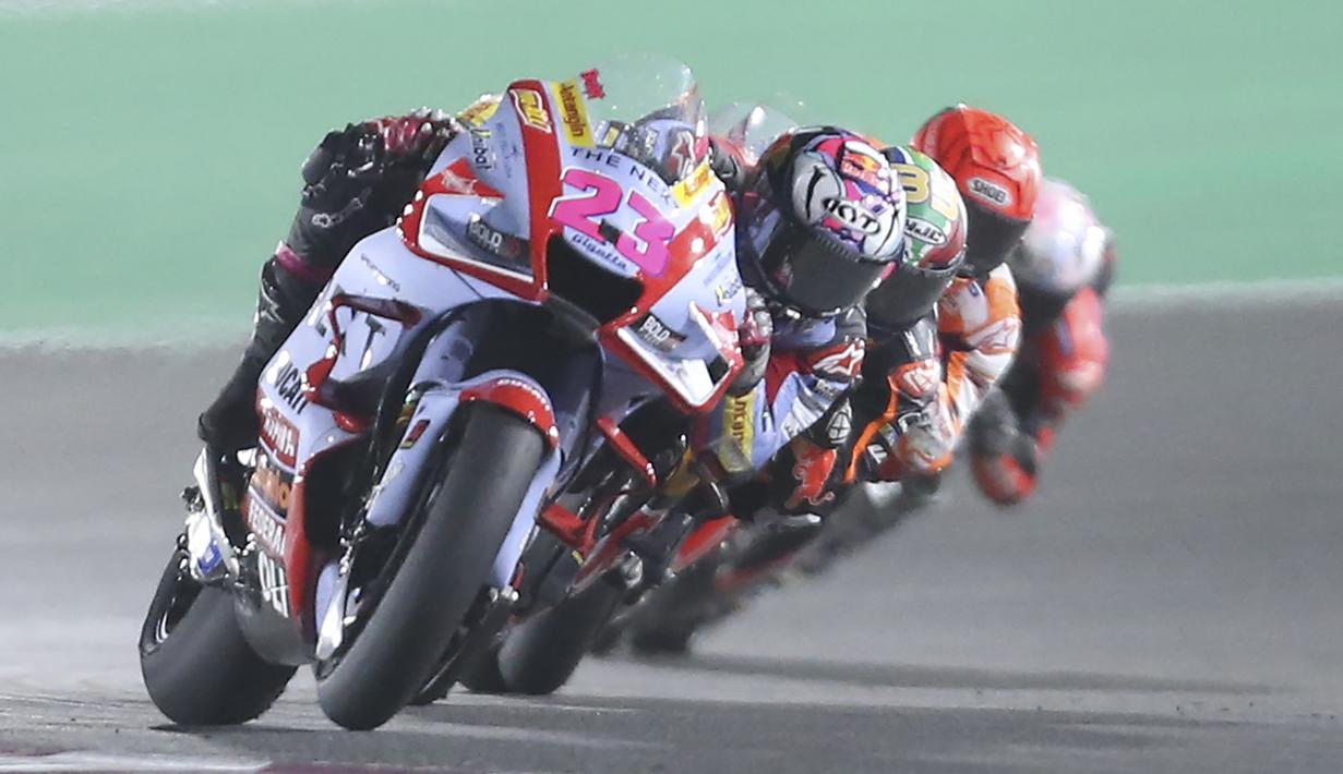 Enea Bastianini yang memulai balapan dari posisi kedua berhasil mengambil alih pimpinan lomba dan bertahan hingga garis finis pada lap ke-19. Ia berhasil melewati pembalap Repsol Honda asal Spanyol, Pol Espargaro. (AP/Hussein Sayed)