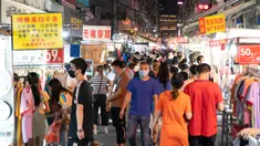 Warga mengunjungi pasar malam di Jalan Baocheng di Wuhan, Provinsi Hubei, China tengah, pada 1 Juni 2020. Kehidupan perkotaan di Wuhan, wilayah yang sempat terdampak parah oleh COVID-19, telah berangsur kembali normal. (Xinhua/Xiong Qi)