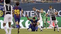 Aksi Luis Suarez (bawah) dihentikan pemain Juventus, Giorgio Chiellini pada laga lanjutan turnamen pramusim, International Champions Cup 2017, di MetLife Stadium, New Jersey, Minggu (23/5/2017). (AP/Julio Cortez)