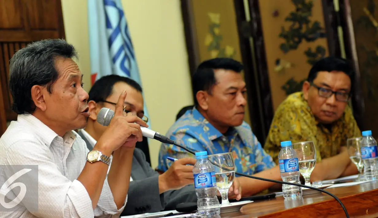 Pengamat Politik dan Militer, Kusnanto Anggoro (kiri) memberikan pernyataan saat diskusi bersama PARA Syndicate di Jakarta, Jumat (11/3/2016). Diskusi membahas Supersemar: Dari Soekarno ke Soeharto. (Liputan6.com/Helmi Fithriansyah)