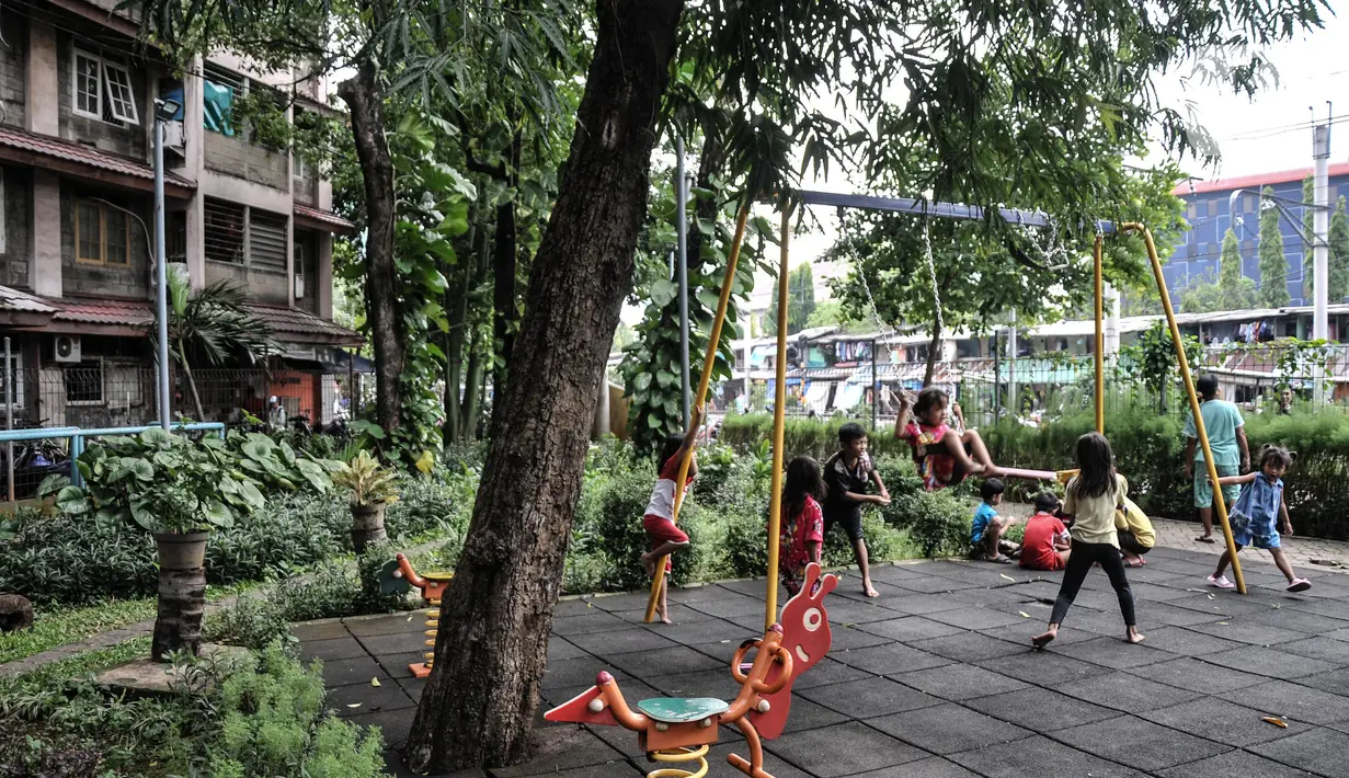 Anak-anak saat bermain di Ruang Publik Terpadu Ramah Anak (RPTRA) Benhil 2, Bendungan Hilir, Jakarta, Rabu (14/9/2022). Pemerintah Provinsi DKI Jakarta gencar membangun ruang publik di Ibu kota guna meningkatkan interaksi antarwarga dan sebagai destinasi hiburan alternatif. (merdeka.com/Iqbal S. Nugroho)