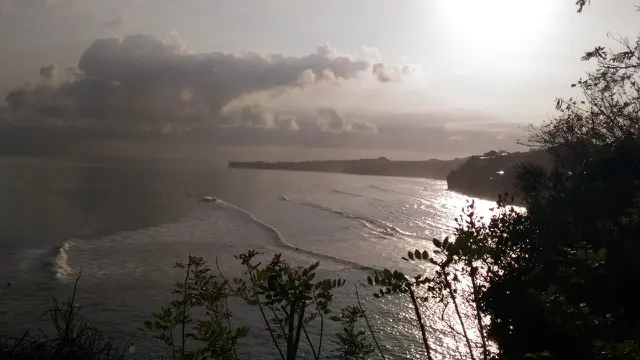 Cerita Pagi Para Pemburu Ombak Ekstrem di Pantai Padang-Padang Bali