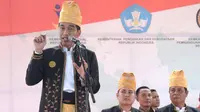 Presiden Joko Widodo atau Jokowi dalam kunjungan kerja ke Lapangan Bola Gunung Tinggi, Desa Gunung Tinggi, Kecamatan Batulicin, Kabupaten Tanah Bumbu, Kalimantan Selatan. (Sekretariat Presiden)