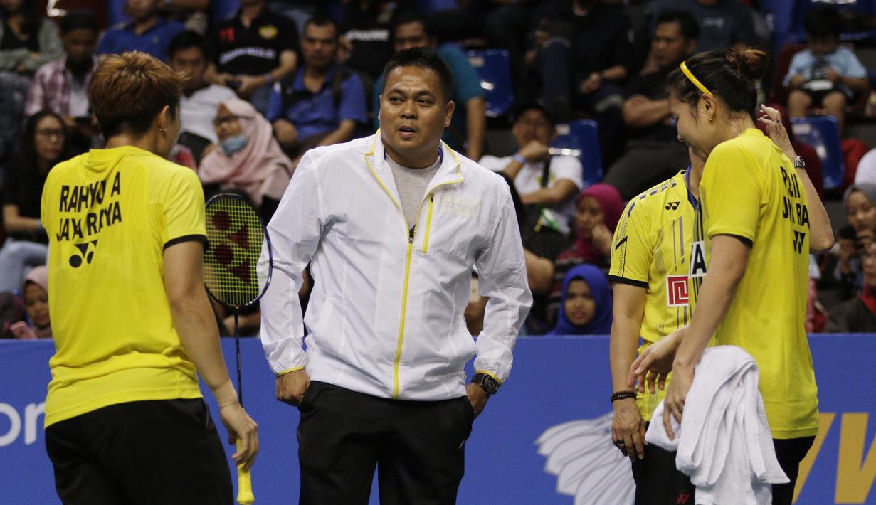Pelatih Jaya Raya, Markis Kido, memberikan arahan kepada  Greysia Polii/Apriyani Rahayu, pada Kejurnas PBSI di Britama Arena, Sabtu (22/12). Jaya Raya menjadi juara Kejurnas PBSI 2018. (Bola.com/M Iqbal Ichsan)
