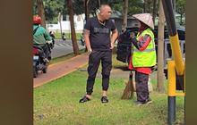 Tukang Sapu Jalanan Dapat Rezeki Nomplok, Dihadiahi HP oleh Sosok ini Girang Banget